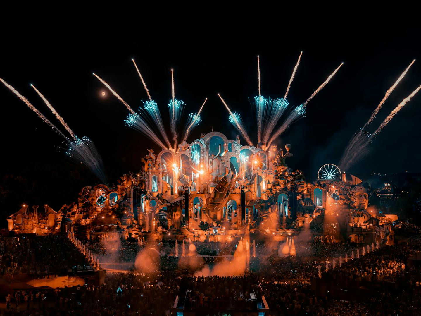 Bezoekers op een evenement met verlicht podium, verzekerd via een evenementenverzekering