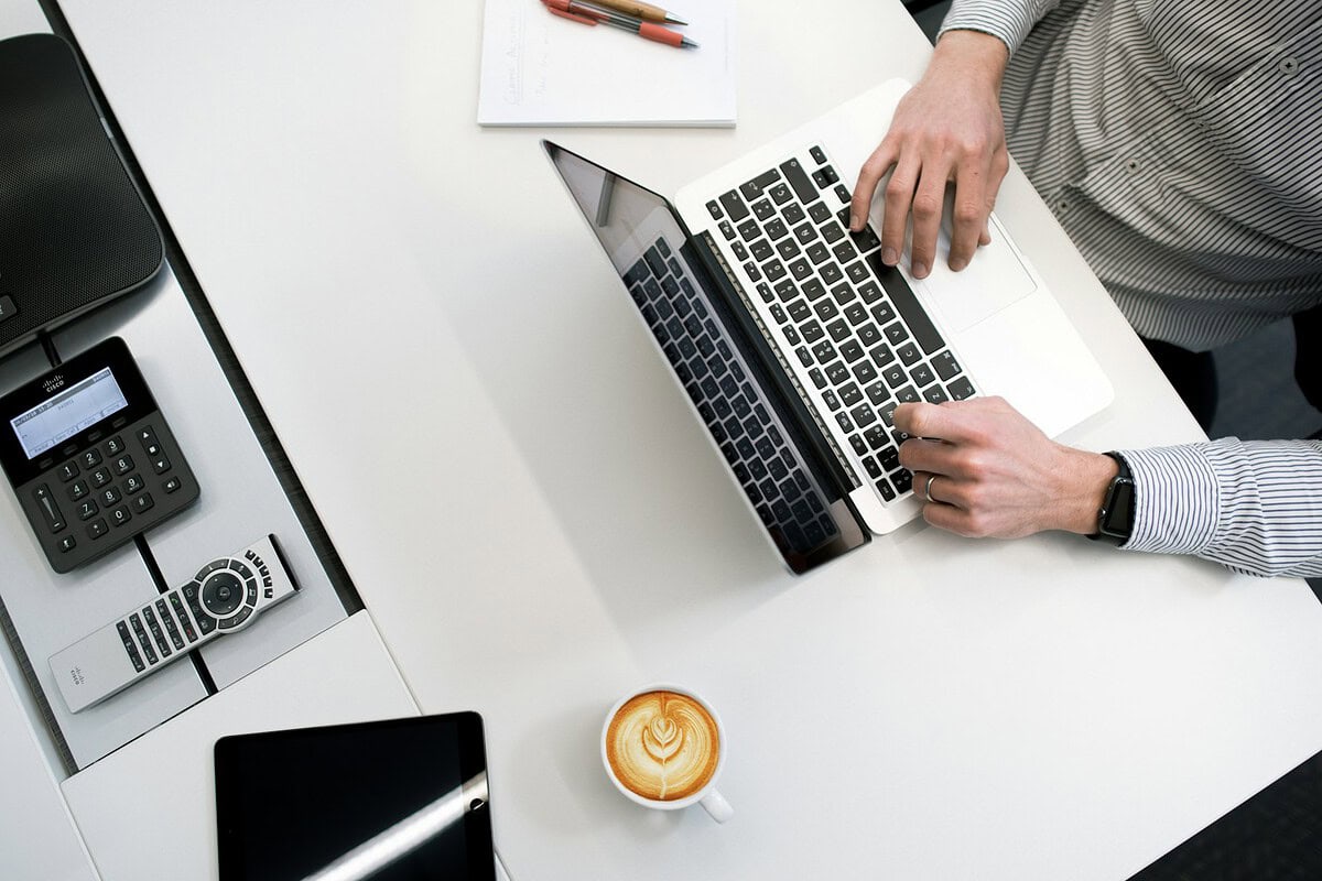 Directeur aan het werk achter een laptop, met een AOV voor de dga