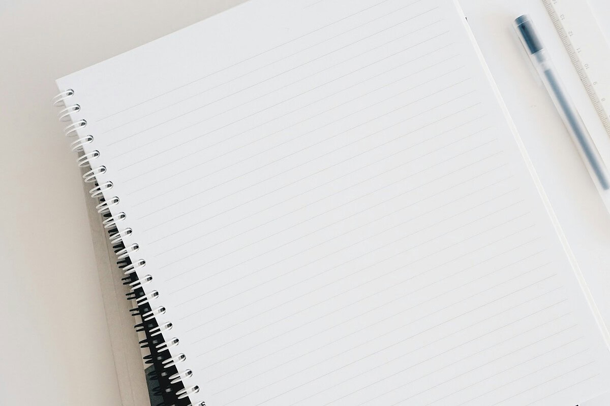 Notitieboek en pen voor het overstappen naar een andere verzekeringsadviseur