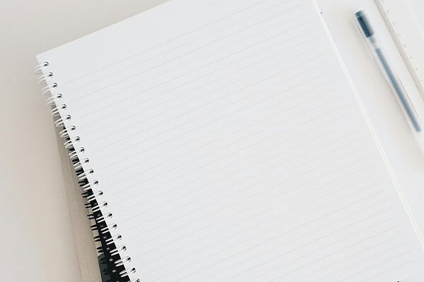 Notitieboek en pen voor het overstappen naar een andere verzekeringsadviseur