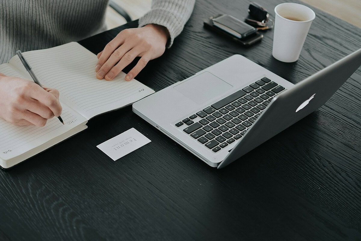 Zelfstandige die aan een bureau aantekeningen maakt over een arbeidsongeschiktheidsverzekering