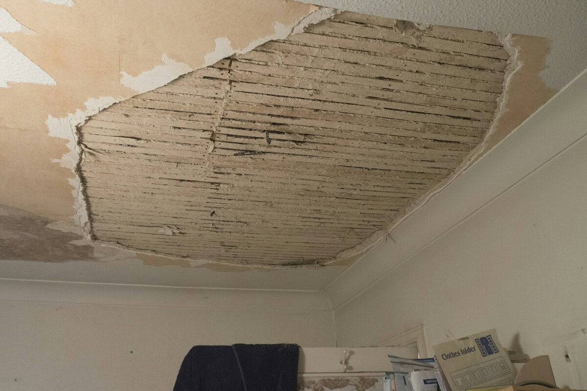 Kamer met opengebroken plafond na schade, waardoor huurderving ontstaat tijdens het herstel