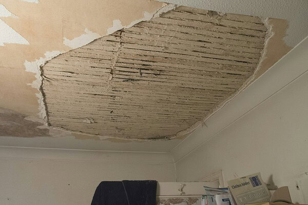 Kamer met opengebroken plafond na schade, waardoor huurderving ontstaat tijdens het herstel