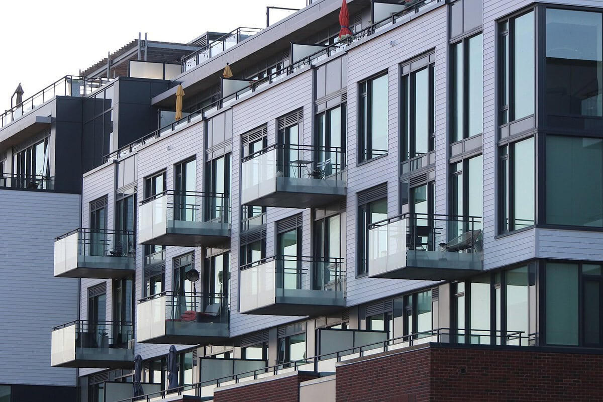 Modern appartementencomplex met balkons, beheerd door een VvE-bestuurder
